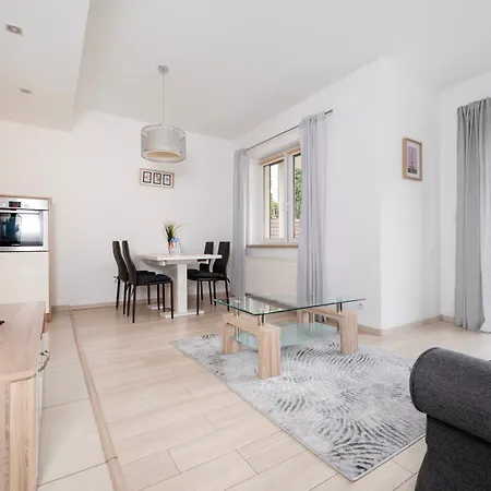 Apartment Tabelowa Deluxe With Garden Lodz